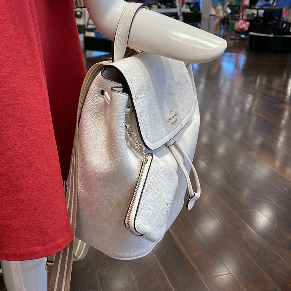 Kate Spade Rosie Medium Flap Backpack
K8714 pebbled leather Parchment rosie
NWT - Picture 15 of 16